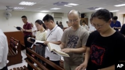 2019年7月7日秋雨教会的廖強(右二)在台北一所教堂里做礼拜。