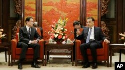 日本外交大臣岸田文雄(左)和中国总理李克强在北京中南海会谈(2016年4月30日)
