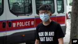 香港民主活动人士黄之锋抵达法庭。(2020年9月30日)