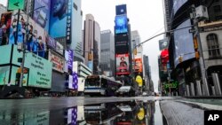 2020年5月23日冠状病毒大流行期间,车辆驶过几乎空荡的时代广场。