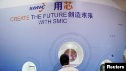 资料照:中芯国际在上海举办的中国国际半导体博览会上的展台。(2020年10月14日)