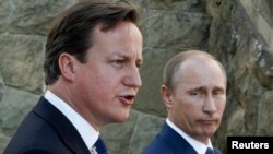 英国首相卡梅伦和俄罗斯总统普京(右)5月10日在索契向媒体发表讲话