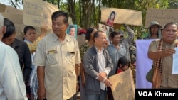 ប្រជាពលរដ្ឋប្រមូលផ្តុំគ្នានៅកោះមាស ដើម្បីតវ៉ាទាមទារប័ណ្ណកម្មសិទ្ធិដីធ្លីពីរដ្ឋាភិបាល។ (ហ៊ុល រស្មី/វីអូអេ)