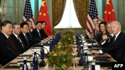 资料照:美国总统拜登(右)在加州与到访的中国领导人习近平举行会谈。(2023年11月15日)