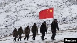 中国军队在连接阿富汗和中国的瓦罕走廊地区巡逻。(2020年10月7日)