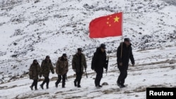 中国军队在连接阿富汗和中国的瓦罕走廊地区巡逻。(2020年10月7日)