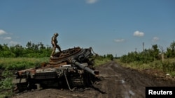Українські військові знищили або знерухомили понад 220 російських бойових машин, що еквівалентно 6 батальйонам техніки, йдеться в розсекречених даних США. Архівне фото: український військовий на зруйнованому російському танку