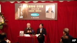程翔(左)在新书《千日无悔》发布会上介绍狱中遭遇