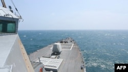 美国海军提供的照片显示阿利伯克级导弹驱逐舰“哈尔西号”(USS Halsey)2024年5月8日“例行性”通过台湾海峡。