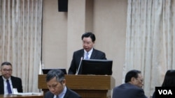 台湾外交部长吴釗燮4月11日在立法院外交和国防委员会接受质询 (美国之音杨明拍摄)