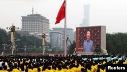 2021年7月1日天安门广场大屏幕上显示的中国国家主席习近平 (路透社)