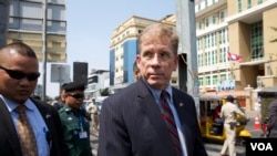 Patrick Murphy, Đại sứ Mỹ tại Campuchia, rời toà án Pnom Penh sau khi dự phiên toà xét xử ông Kem Sokha trong 15 phút ngày 12/3/2020.(Malis -VOA)