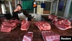 山西长治一个菜市场猪肉摊位 (2008年3月)