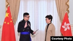 新任警务处处长邓炳强(左)今日(十一月十九日)在行政长官林郑月娥(右)监誓下宣誓就职。(照片来源: 香港特区政府网站)