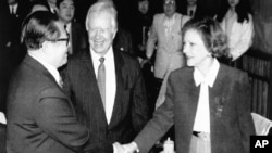 1991年4月14日,美国前总统卡特对中共总书记江泽民介绍他的妻子