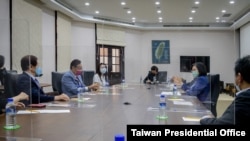 台湾总统蔡英文会见台积电董事长刘德音和鸿海集团创办人郭台铭。(2021年6月18日)