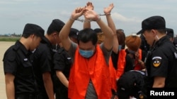 台湾电信诈骗嫌疑人在中国警察押送下被柬埔寨驱逐出境(2016年6月24日)