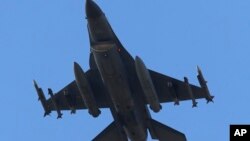 装载导弹的土耳其飞机从土耳其南部的空军基地阿达纳起飞(2015年7月29日)。