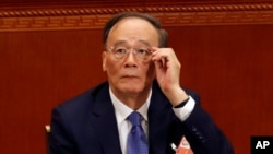 中国前反腐“沙皇”王岐山在北京人民大会堂举行的全国人大代表大会开幕式的主席台上(2018年3月5日)