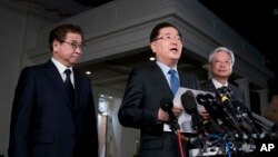韩国国家安保室长郑义溶(中)、韩国国家情报院院长徐薰(左)和韩国驻美大使在华盛顿的白宫记者会上。(2018年3月8日)
