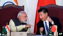印度总理莫迪与中国国家主席习近平出席在印度举行的一个签字仪式。(资料照, 2016年)