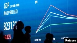 中国上海街头的一个电子屏幕上显示的中国国内生产总值(GDP)数字(资料照片)