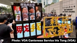 估计超过1千人3月1日早上到西九龙裁判法院大楼外排队旁听,声援因民主派35+初选被控串谋颠覆国家政权罪的47名民主派人士 (美国之音/汤惠芸)