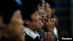 中国山西省一处农村的天主教堂内信徒在做弥撒。(2011年9月11日)