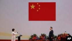 中国国家主席习近平(右)在香港会展中心参加香港特首林郑月娥的宣誓就职仪式。(2017年7月1日)