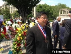 杨建利2013年6月12日获杜鲁门-里根自由奖 (美国之音叶兵拍摄)