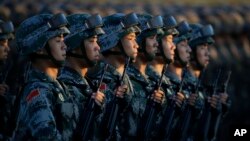 图片说明:解放军排队站在天安门前,等待纪念二战结束70周年阅兵开始。