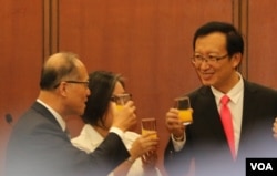 外交次长吴志中(右)向李大维外长夫妇举杯祝贺,2016年5月24日。