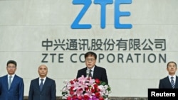 2018年4月20日中兴通讯公司董事长殷一民在中国广东省深圳市中兴通讯总部的新闻发布会上讲话。6月下旬,中兴公司董事会和董事长已经换人。