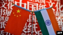 资料照片:新德里世界书展上摆放的中国和印度国旗。(2026年1月9日)