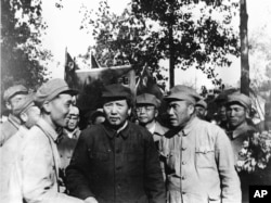 毛泽东、朱德(前排右侧)和一批军官游览北平(1949年夏天)