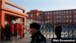 北京宣武师范学校附属第一小学发生男子砍伤小学生事件后警察站在校门口。(2018年1月8日 推特截图)