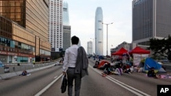 星期一,香港街头平静,部分抗议者留守,公务员恢复上班