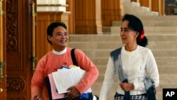 缅甸反对党领袖昂山素季和来自她领导的全国民主联盟的议员泽雅塔在内比都参加议会下院会议后离开会场。(2015年12月3日)