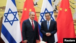中国总理李克强(右)和以色列总理内塔尼亚胡在北京人大会堂参加一个签字仪式。(2017年3月20日)