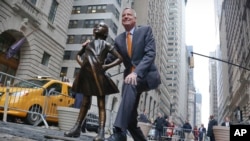 纽约市长白思豪(Bill de Blasio)在举行新闻发布会前和无畏女孩像合影(2017年3月27日)