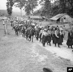 1959 年5月13日,一批西藏难民经过在喜马拉雅山区六个月的跋涉,抵达印度东南边境。(AP)