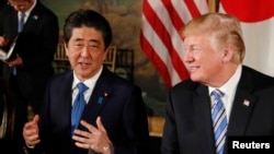 日本首相安倍晋三在佛罗里达海湖庄园会晤美国总统川普。(2018年4月18日)