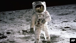1969年7月,美国宇航员登上了月球表面。这张照片是先他一步踏上月球的尼尔·阿姆斯特朗拍下的照片。