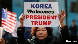美国总统川普的支持者在韩国首都首尔市中心举行集会。(2017年11月7日)