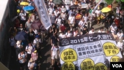 数以万计市民冒酷暑参加七一大游行(美国之音海彦拍摄)