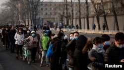 北京市民排队接受新冠病毒核酸检测。(2021年1月22日)