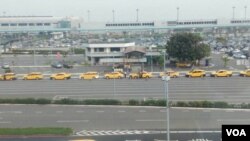 在桃园国际机场,合法的排班计程车要排长队等待载客(美国之音赵婉成拍摄)
