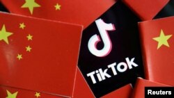 资料照片:TikTok标志与中国国旗。