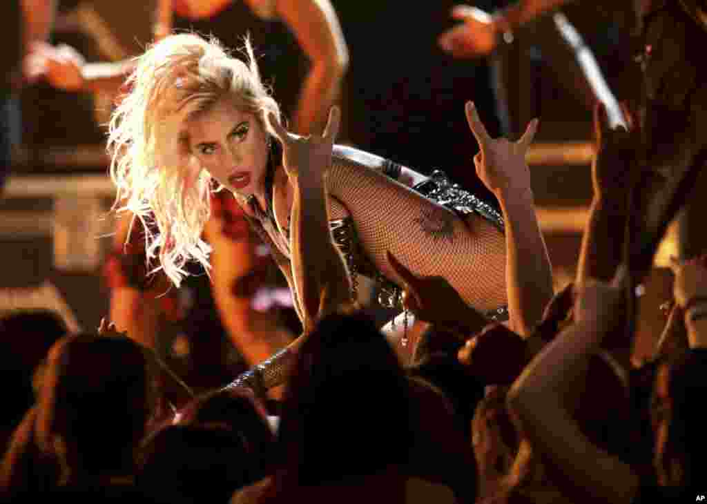 美国歌星“女神卡卡”(Lady Gaga)于2017年2月12日在洛杉矶举行的第59届格莱美颁奖典礼上演唱“飞蛾扑火” 。她说她是别人不当性行为的受害者。