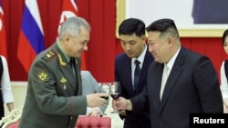 资料照:朝鲜领导人金正恩在平壤设宴欢迎俄罗斯国防部长绍伊古访问朝鲜。(2023年7月27日)